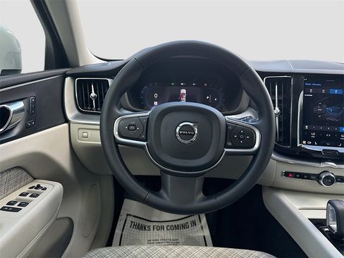 Used 2022 Volvo XC60 B5 Momentum image 25