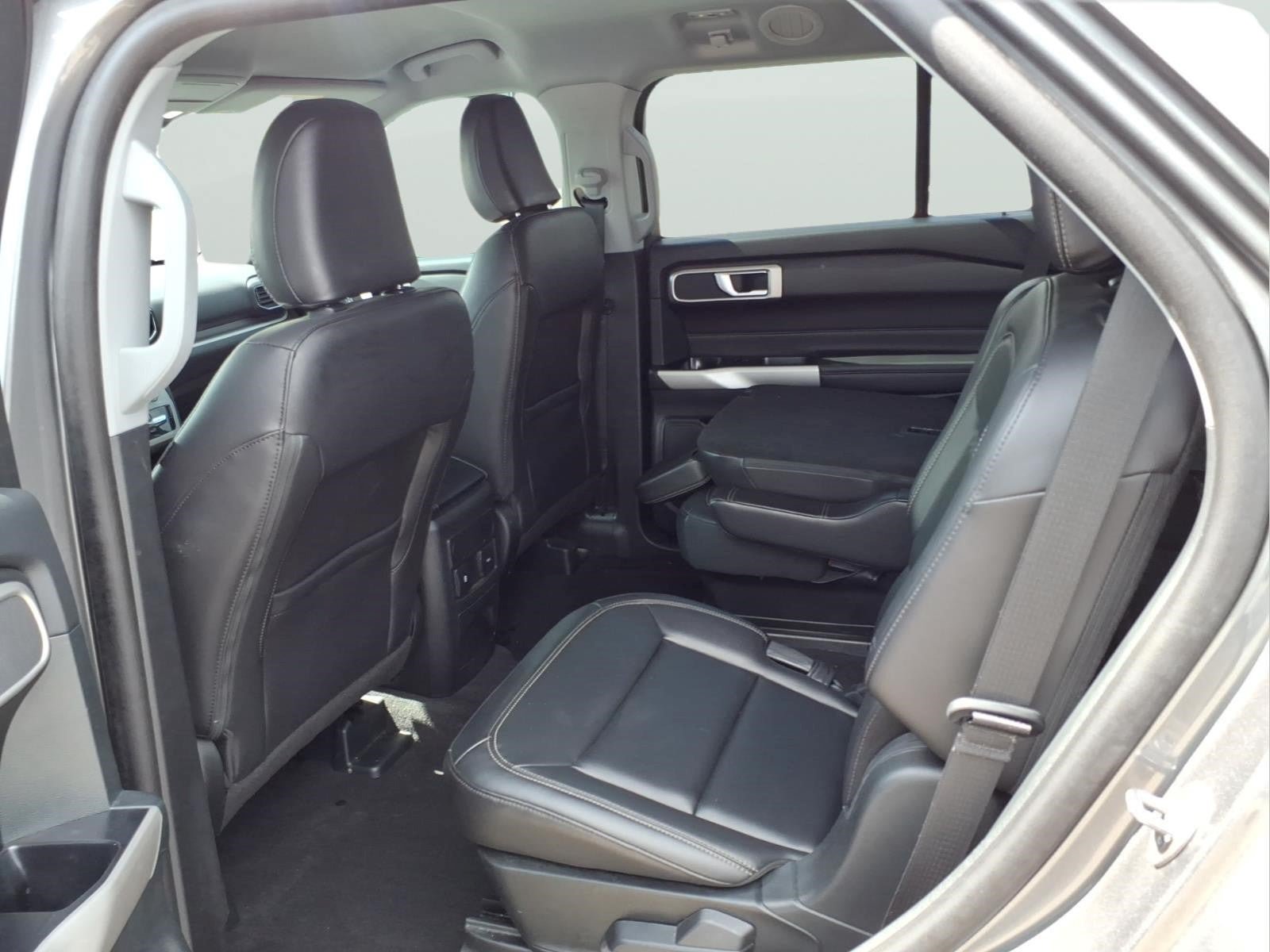 Used 2024 Ford Explorer XLT w/ Equipment Group 202A AWD/4WD image 9