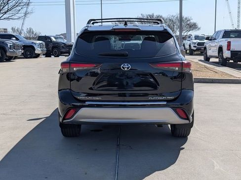 Used 2024 Toyota Highlander Platinum image 7