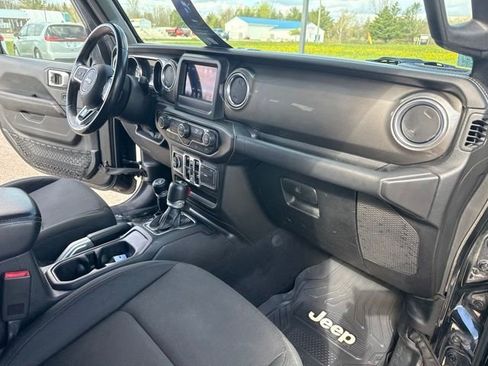 Used 2018 Jeep Wrangler Unlimited Sahara AWD/4WD image 15