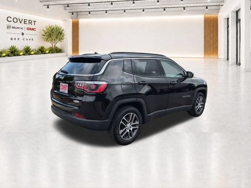 Used 2018 Jeep Compass Latitude FWD image 11