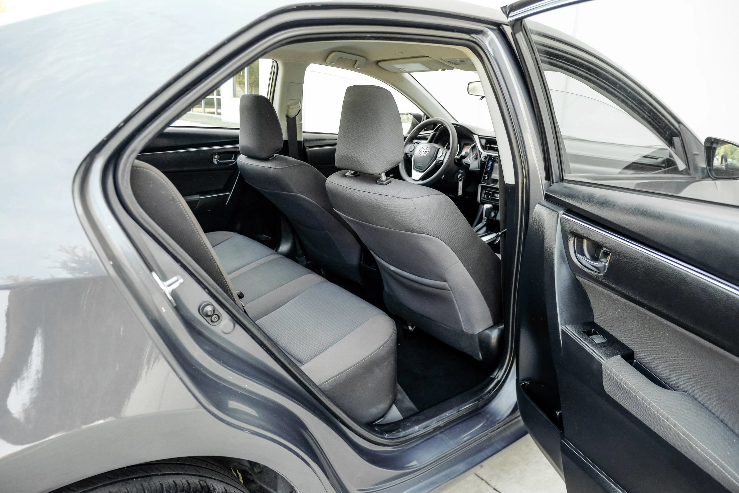 Used 2018 Toyota Corolla LE FWD image 39