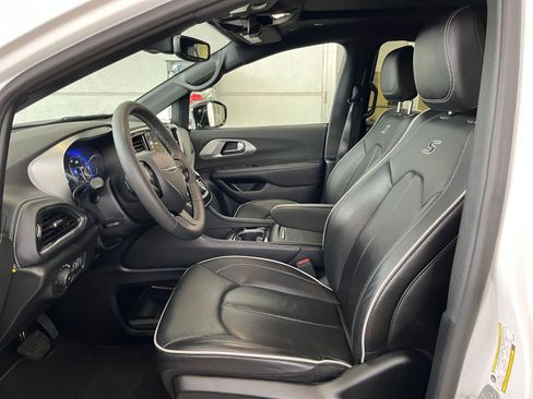 Used 2025 Chrysler Pacifica Limited image 27