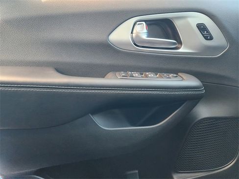 New 2026 Chrysler Pacifica Limited image 16