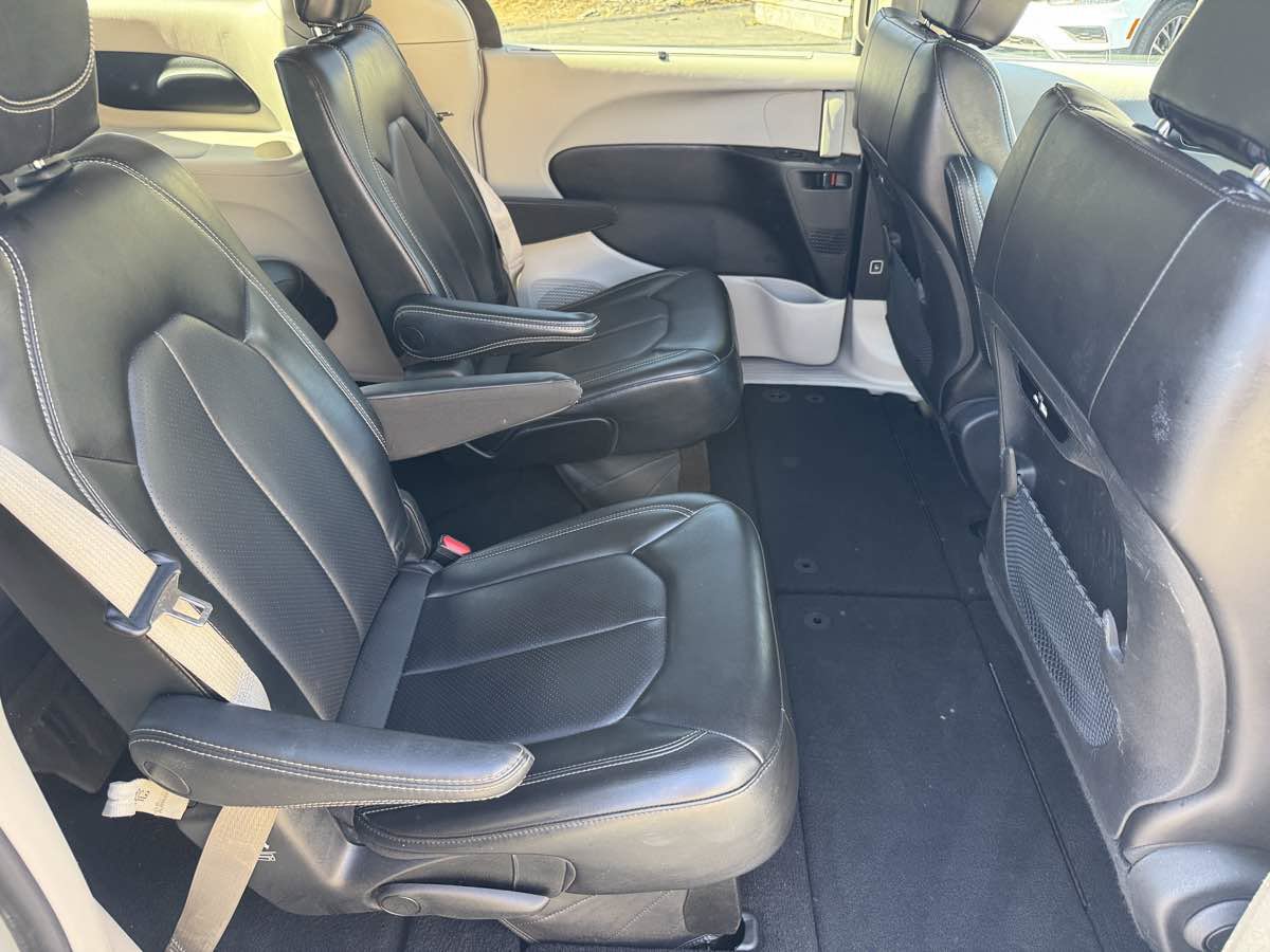 Used 2023 Chrysler Pacifica Touring-L FWD image 17