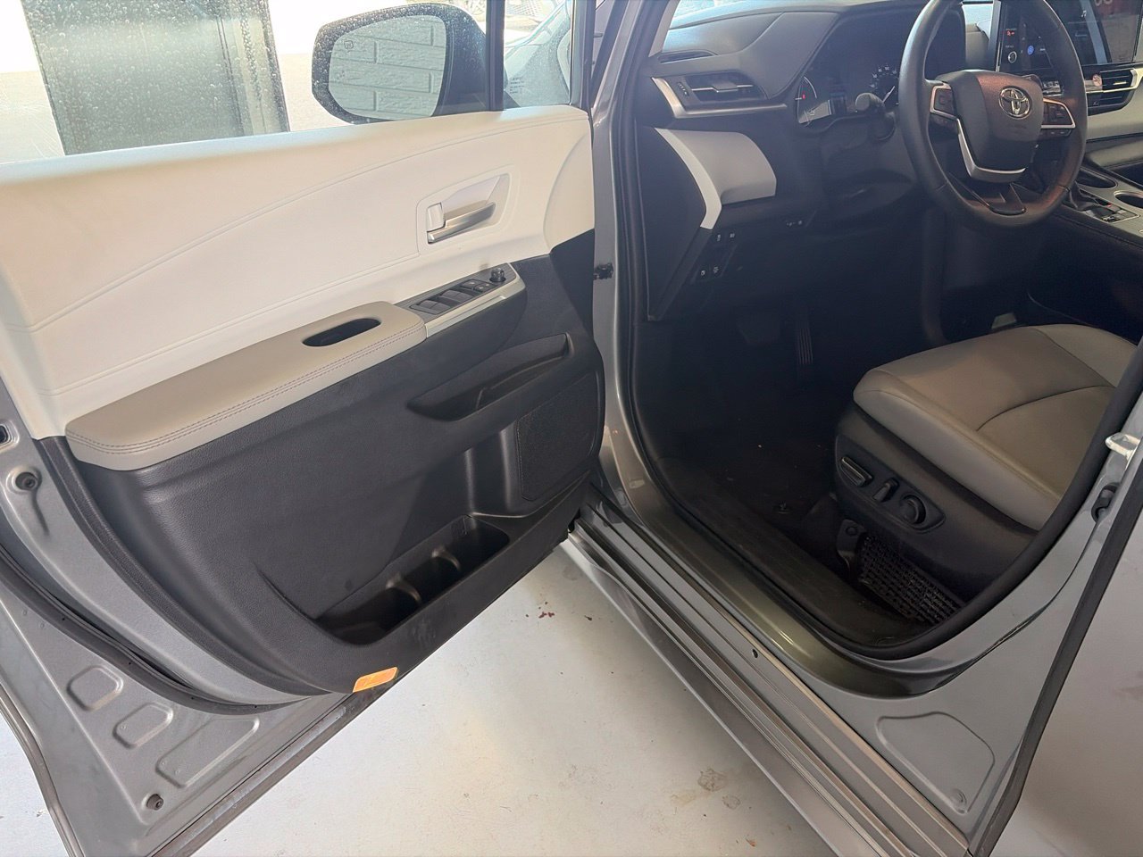 Used 2026 Toyota Sienna XLE FWD image 9