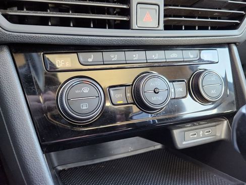 Used 2024 Volkswagen Jetta SE image 9