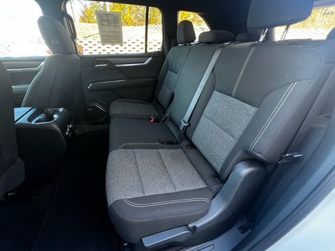 Used 2025 GMC Acadia Elevation image 13