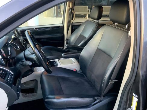 Used 2020 Dodge Grand Caravan SXT image 8