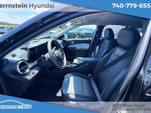 Used 2025 Chevrolet Trax LT FWD image 22