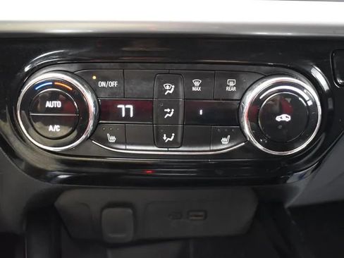 Used 2025 Chevrolet Trax LT w/ LT Convenience Package image 33