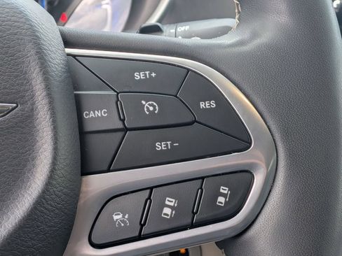 Used 2024 Chrysler Pacifica Touring-L FWD image 19