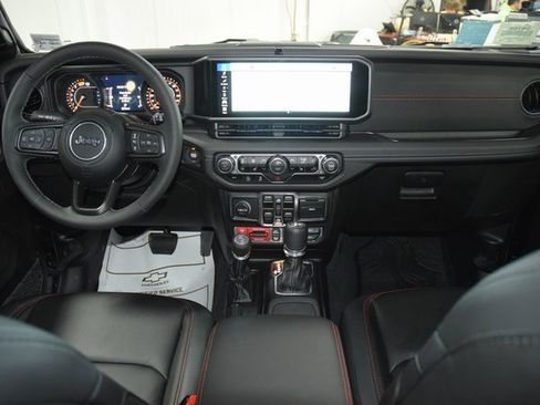 Used 2025 Jeep Wrangler Rubicon w/ Technology Group image 32