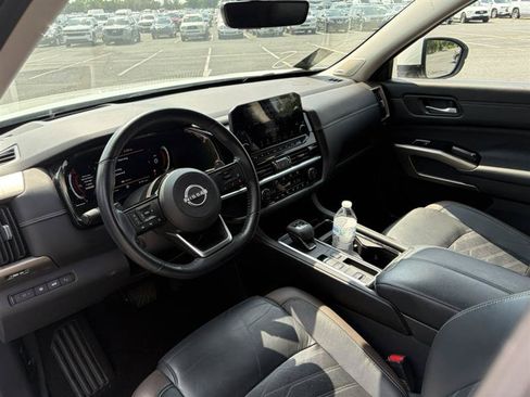 Used 2023 Nissan Pathfinder Platinum w/ Lighting Package (N93) FWD image 15
