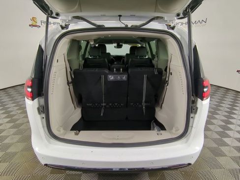 Used 2021 Chrysler Pacifica Touring-L image 36