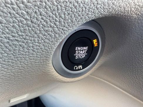 Used 2019 Chrysler Pacifica Limited image 24