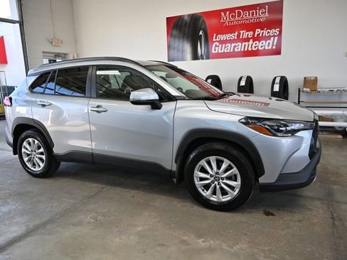 Used 2024 Toyota Corolla Cross LE w/ Moonroof Package image 4