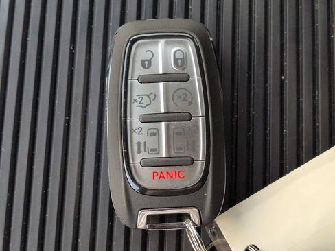 Used 2026 Chrysler Pacifica Limited FWD image 30