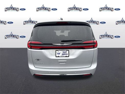 Used 2023 Chrysler Pacifica Touring-L image 6