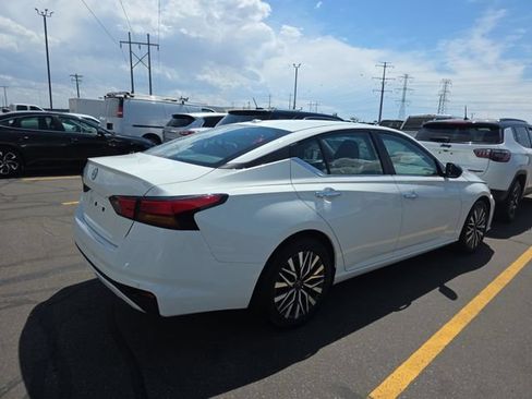 Used 2025 Nissan Altima 2.5 SV FWD image 3