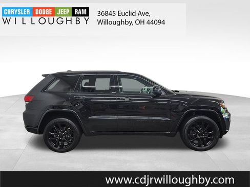 Used 2021 Jeep Grand Cherokee Laredo X AWD/4WD image 4