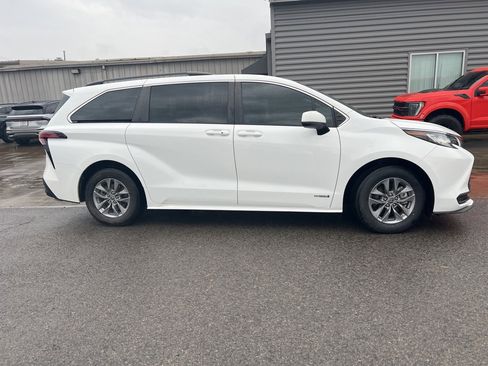 Used 2021 Toyota Sienna LE image 4