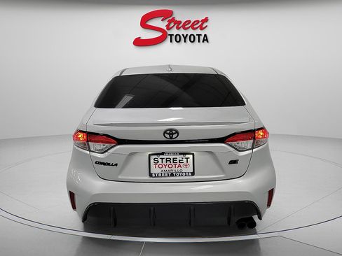 Used 2026 Toyota Corolla SE FWD image 3