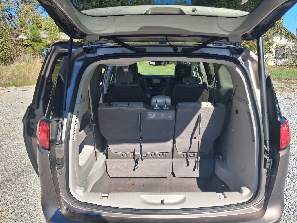 Used 2018 Chrysler Pacifica Touring-L Plus w/ Advanced Safetytec Group FWD image 15