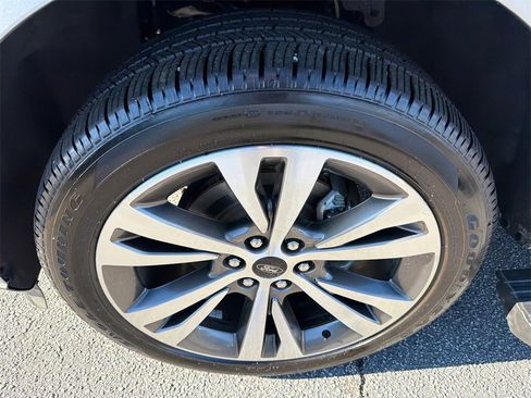 Used 2021 Ford Expedition Limited image 11