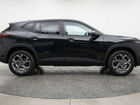 Used 2025 Chevrolet Trax LT w/ LT Convenience Package FWD image 11