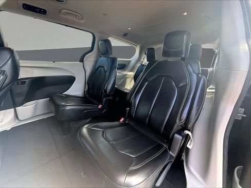 Used 2023 Chrysler Pacifica Touring-L FWD image 25