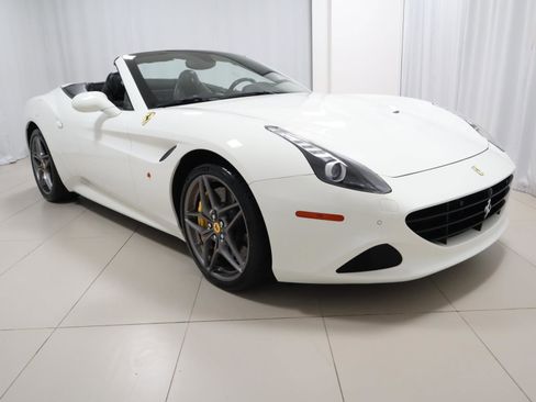 Used 2016 Ferrari California T image 5
