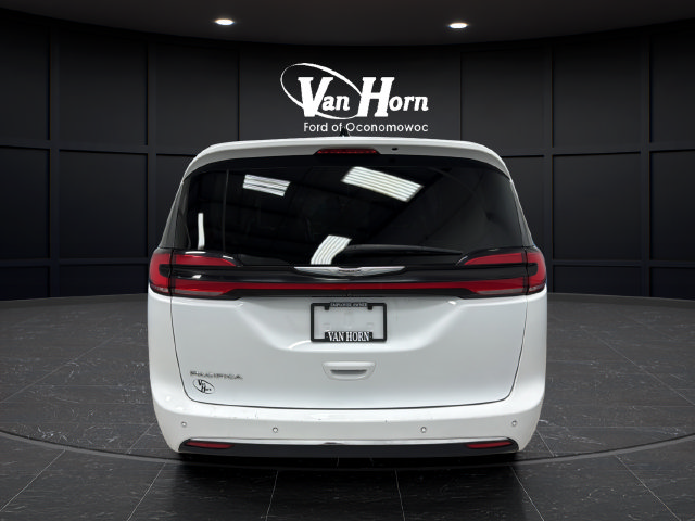 Used 2023 Chrysler Pacifica Touring-L FWD image 6