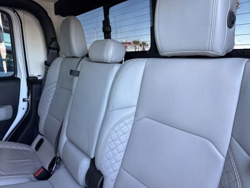 Used 2021 Jeep Gladiator Overland image 17