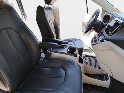 Used 2018 Chrysler Pacifica Limited FWD image 10