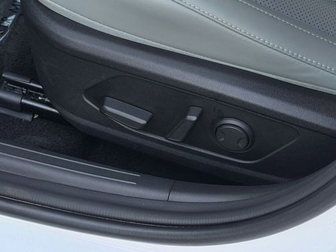 Used 2025 Hyundai Elantra Limited image 24