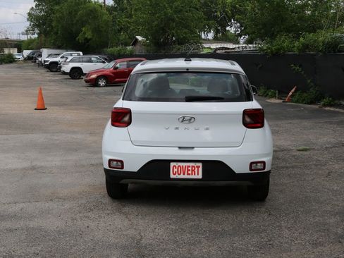 Used 2022 Hyundai Venue SE image 4