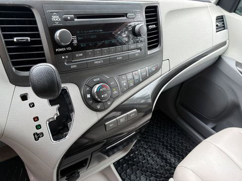 Used 2013 Toyota Sienna LE FWD image 30
