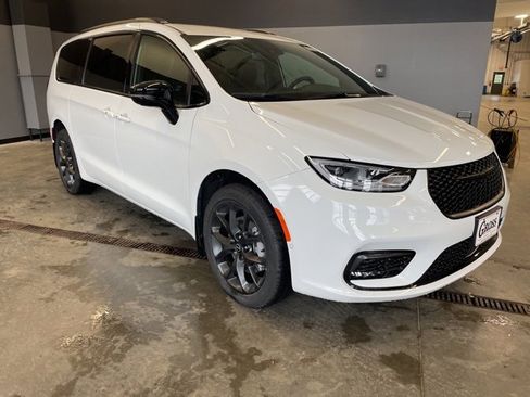 New 2026 Chrysler Pacifica Select image 2