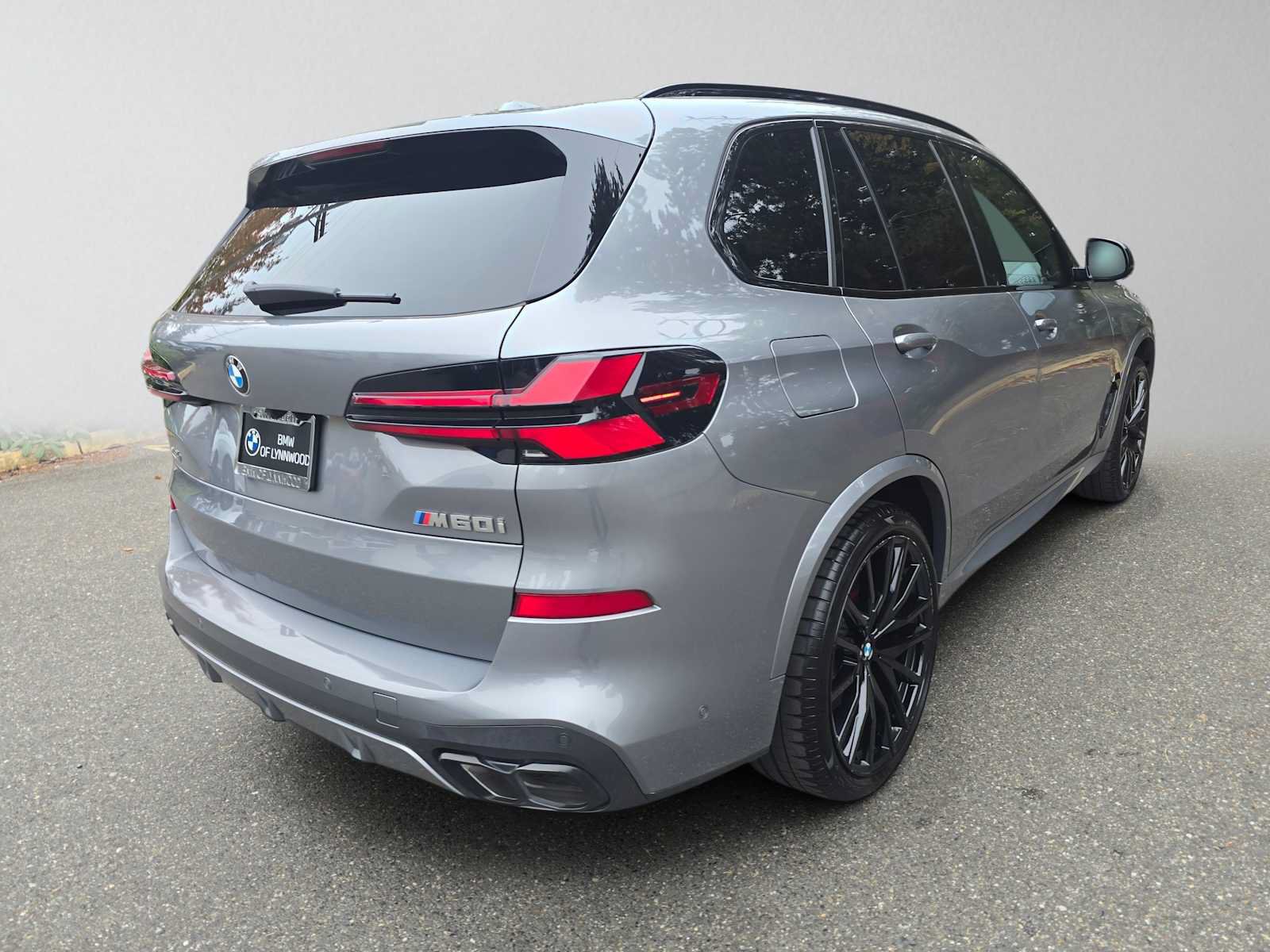 Used 2025 BMW X5 M60i AWD/4WD image 3