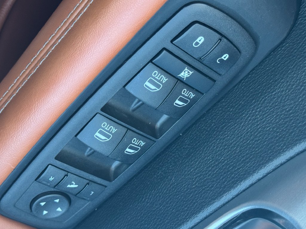 Used 2024 Chrysler Pacifica Pinnacle FWD image 33
