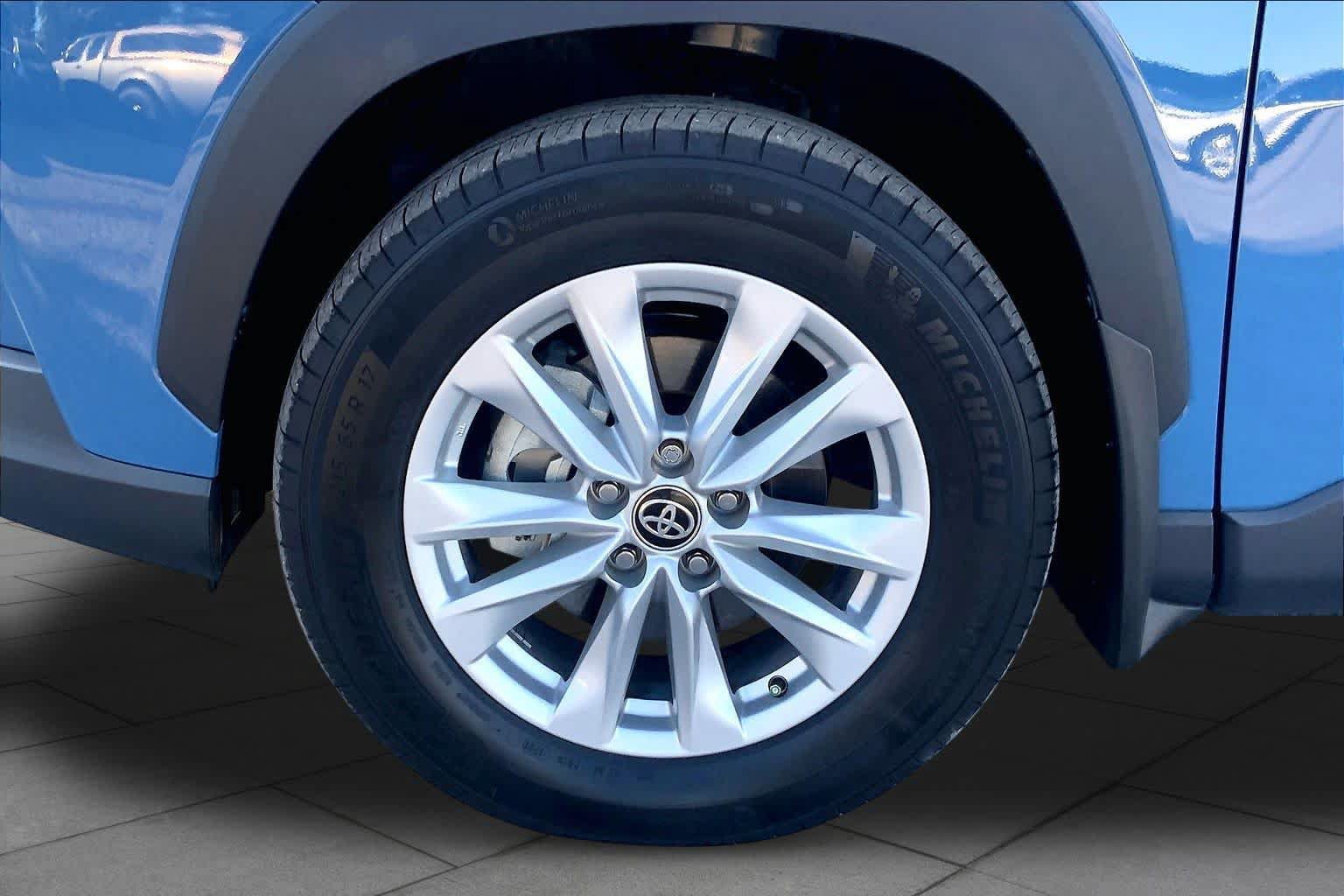 Used 2026 Toyota Corolla Cross LE FWD image 11