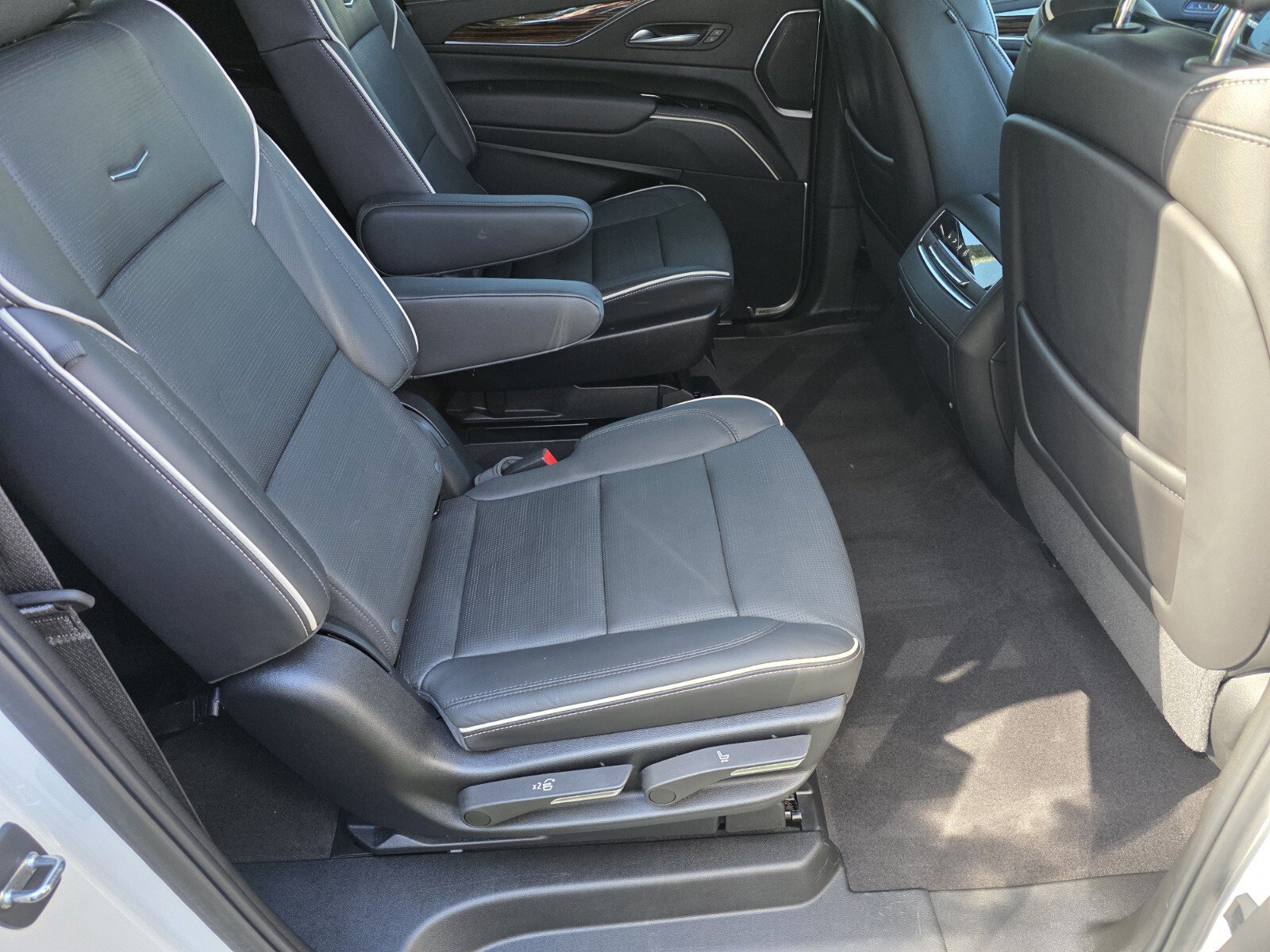 Used 2024 Cadillac Escalade ESV Premium Luxury w/ Performance Package AWD/4WD image 5