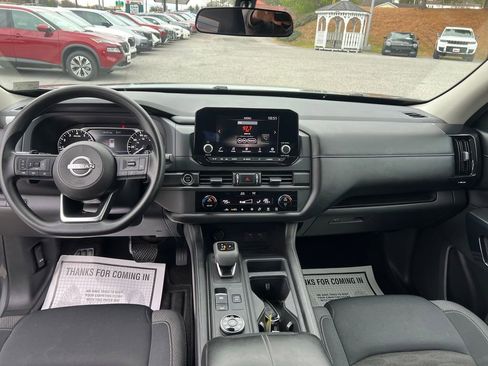 Used 2024 Nissan Pathfinder S image 13