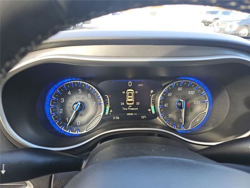 Used 2023 Chrysler Pacifica Touring-L FWD image 9