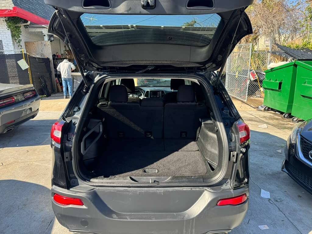 Used 2018 Jeep Cherokee Latitude AWD/4WD image 3