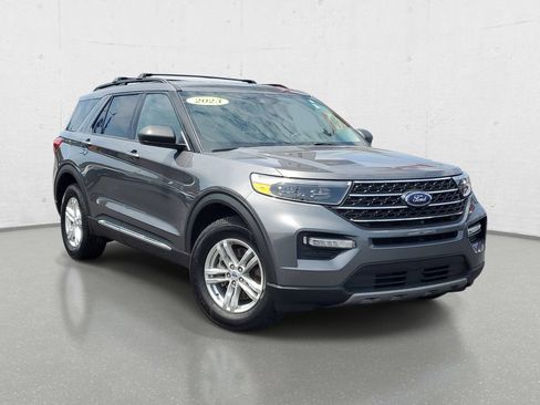 Used 2023 Ford Explorer XLT w/ Equipment Group 202A AWD/4WD image 2