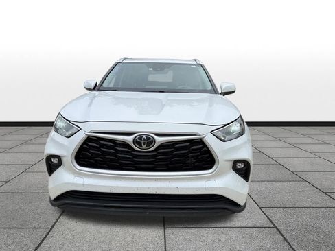 Used 2023 Toyota Highlander XLE AWD/4WD image 2