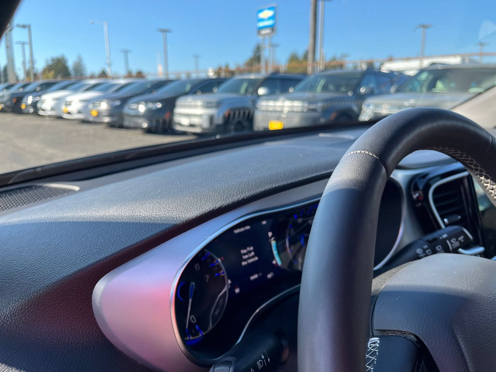 Used 2025 Chrysler Pacifica Limited FWD image 38