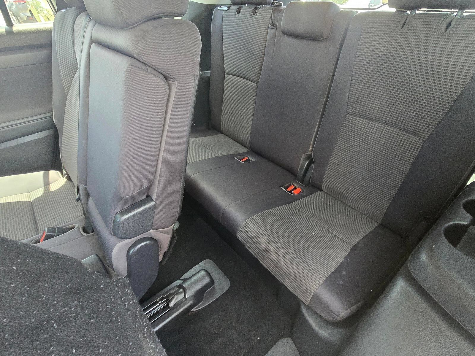 Used 2021 Toyota Highlander LE FWD image 6